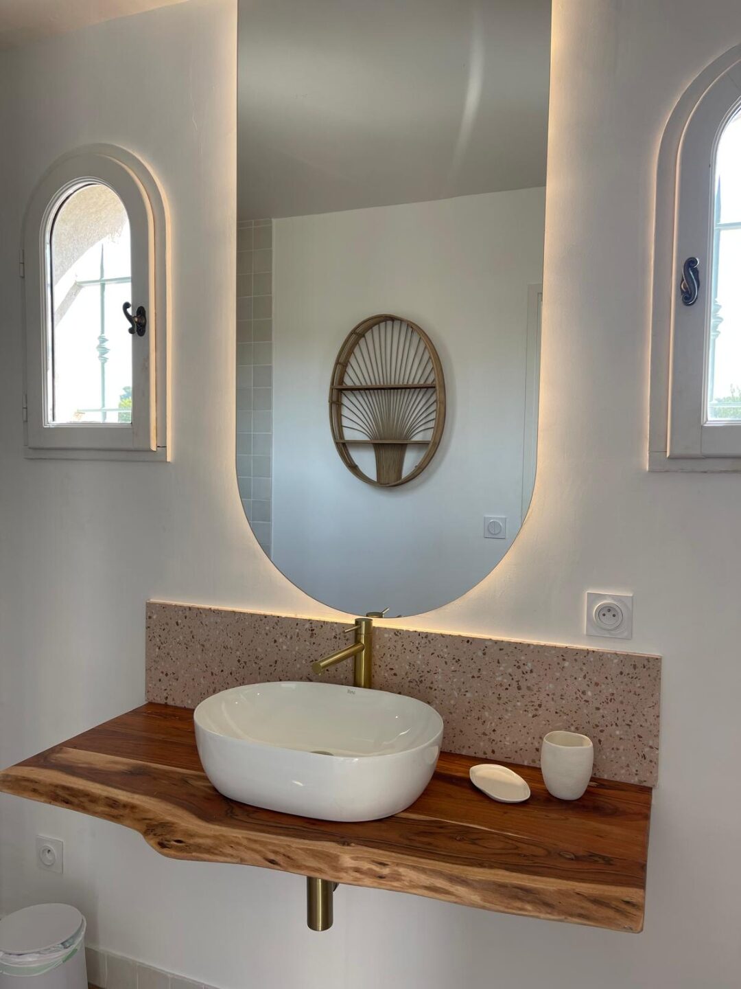 Badezimmer mit Massivholzwaschtisch und Terrazzo-Spiegelwand