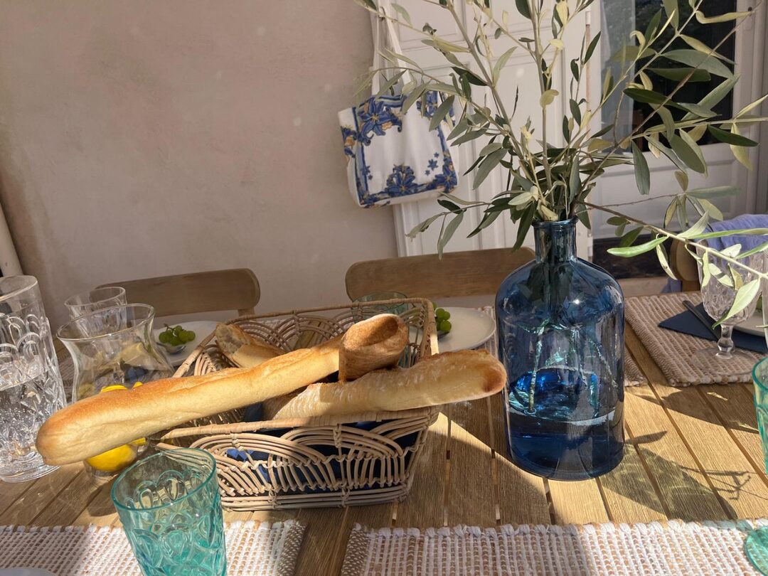 Detail mit Baguettes und Olivenzweig auf dem Tisch
