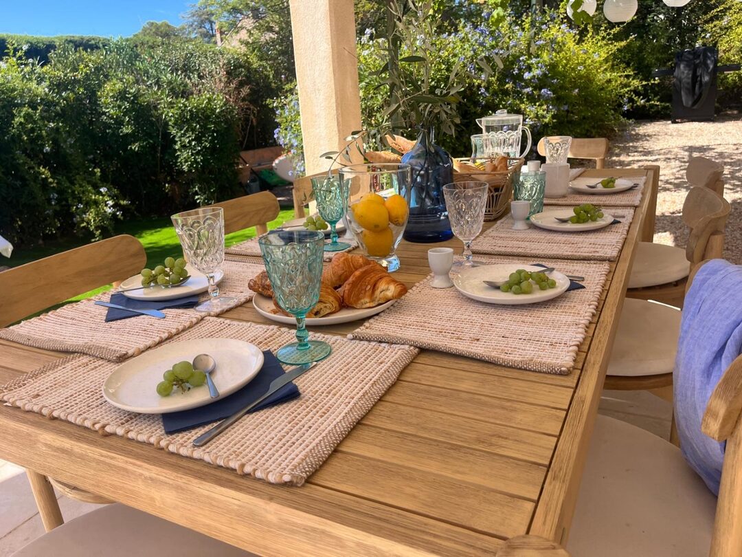 Reichhaltiges Frühstück auf der Terrasse mit Laternen