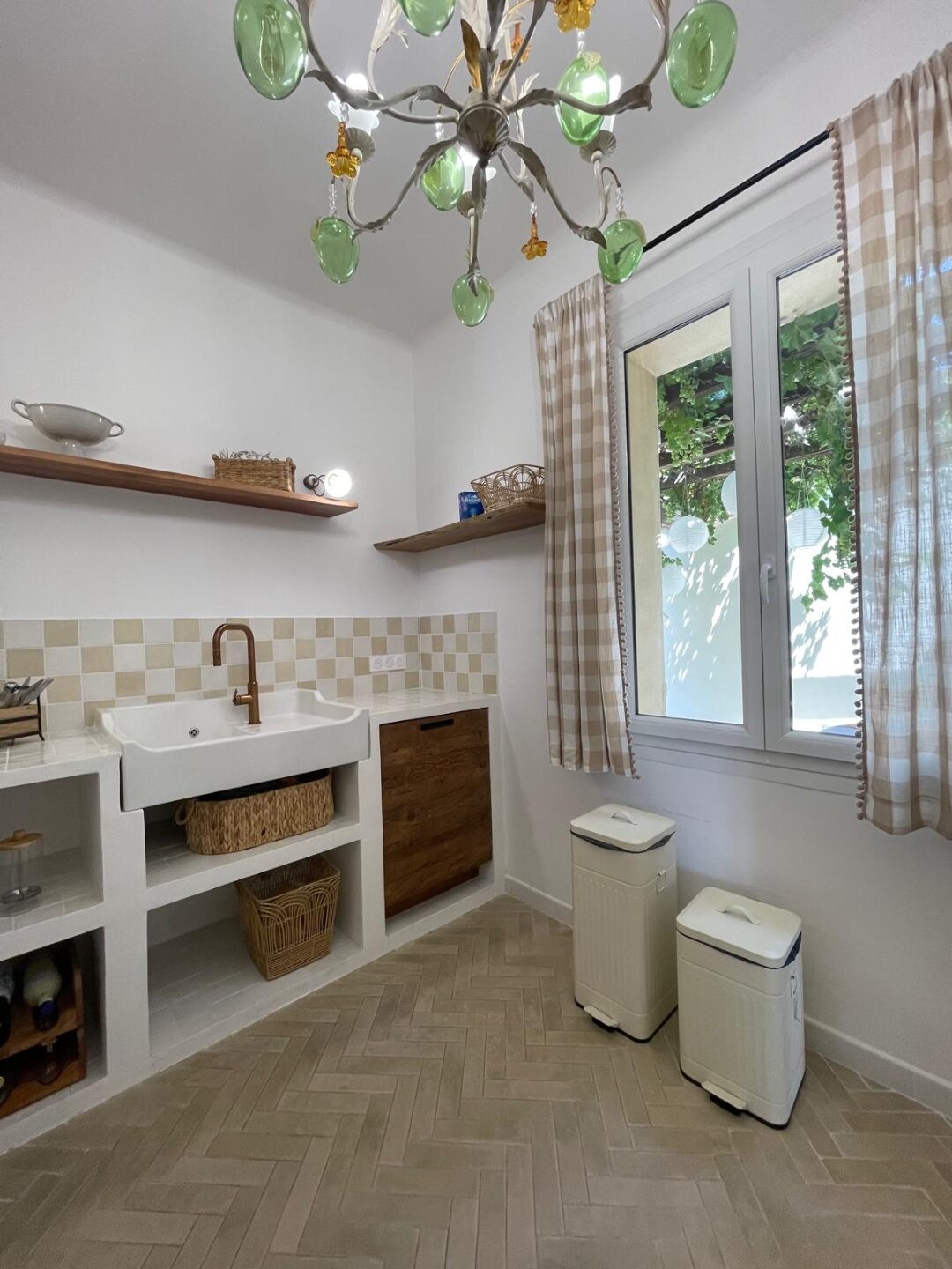 Küchenzeile mit Blick in den Garten