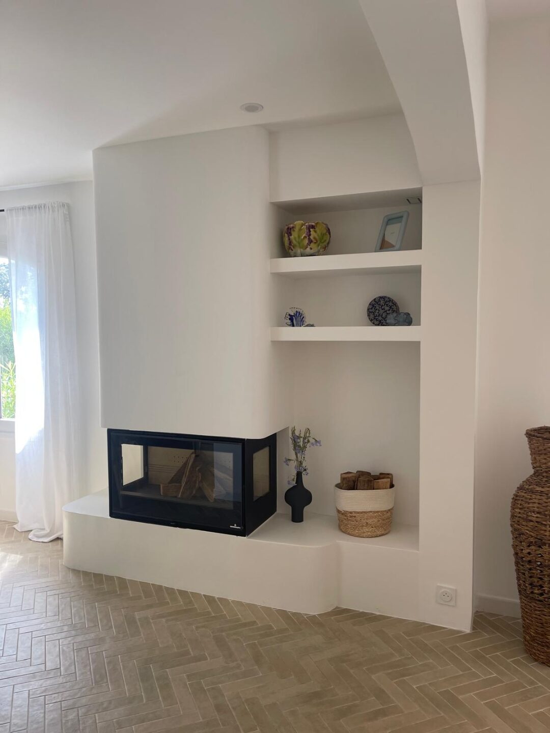 Gemütliche Kaminecke im Wohnzimmer