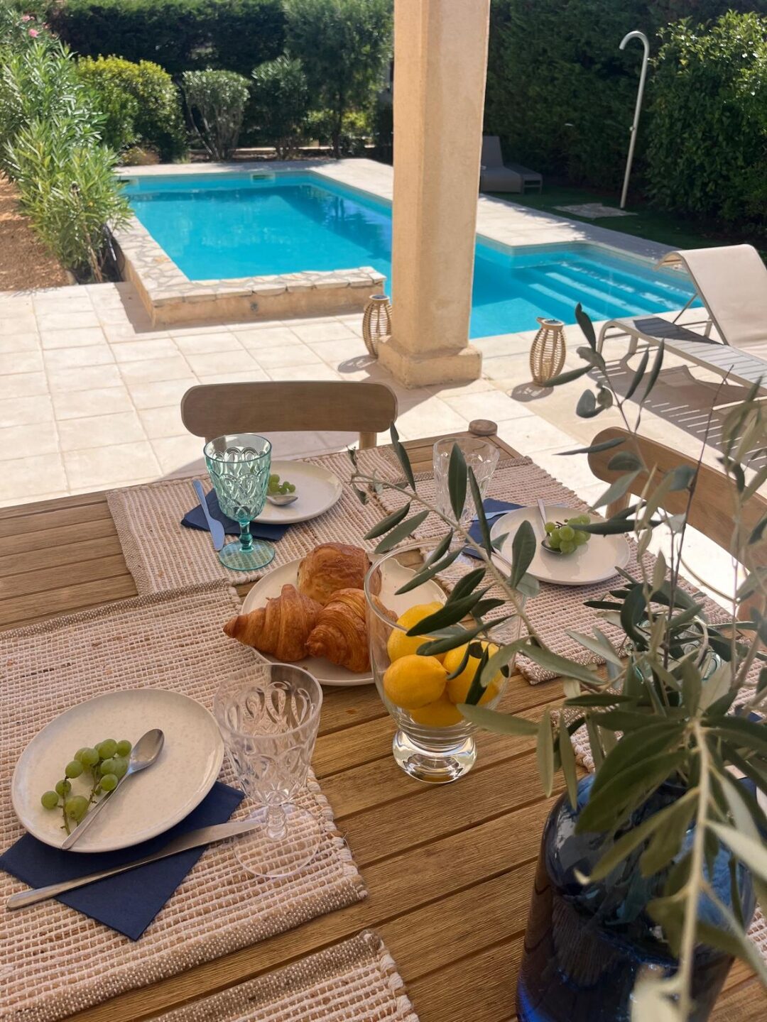 Frühstück auf der Terrasse mit Blick auf den Pool