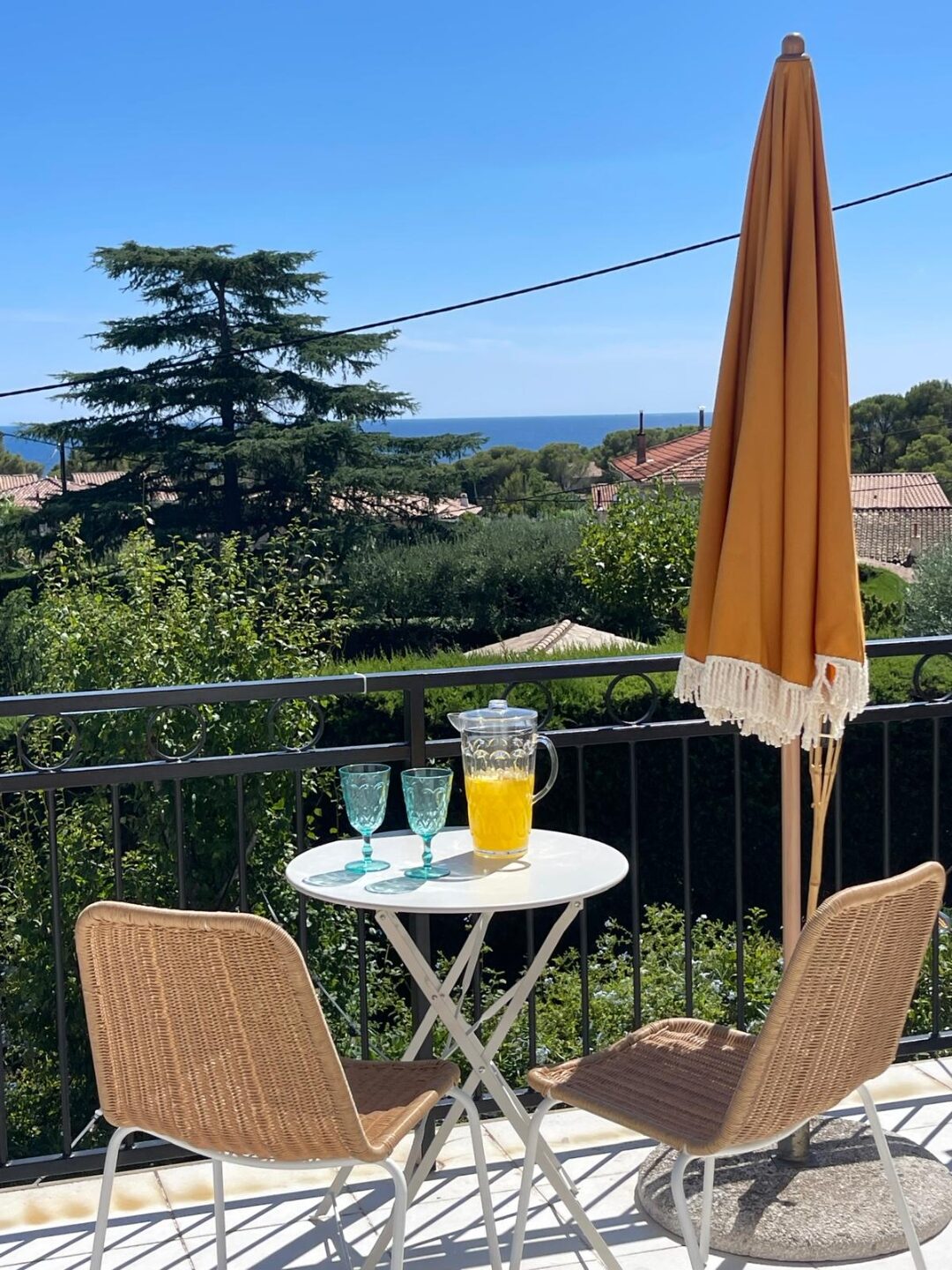 Balkon mit Meerblick und Limonade