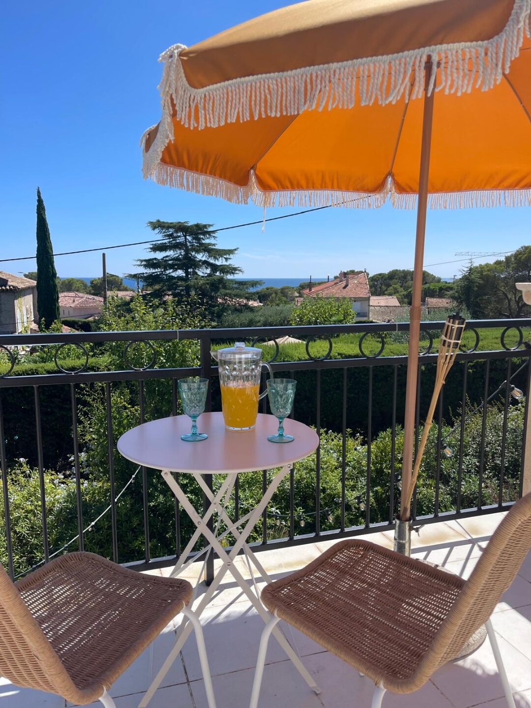 Meerblick von der Terrasse über den Garten bis zum Mittelmeer