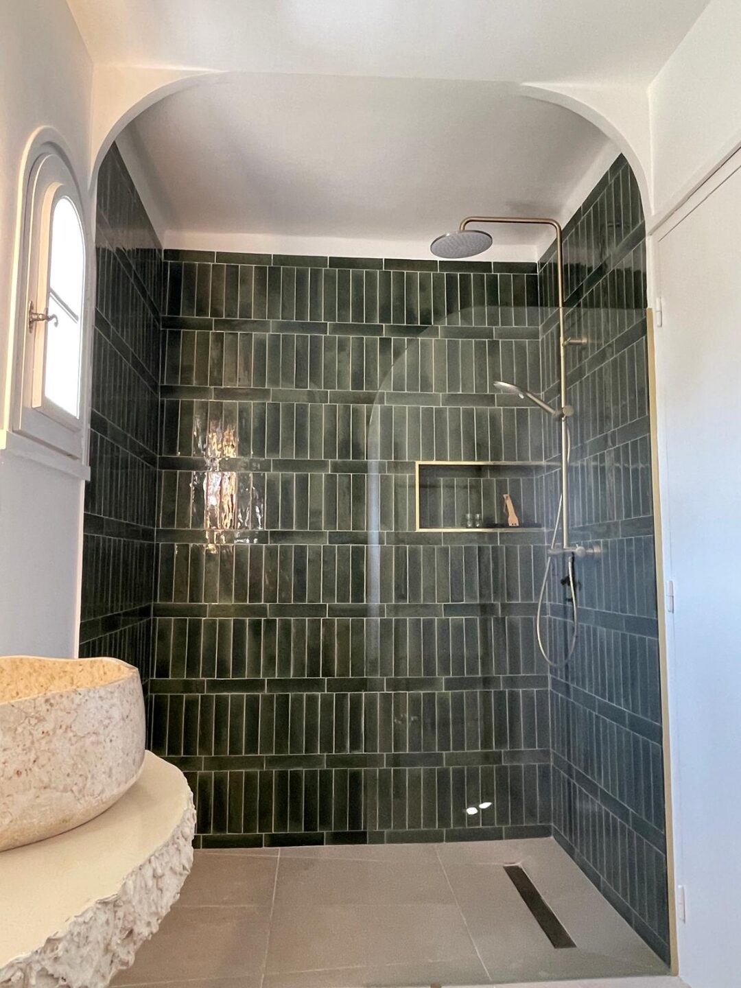 Dusche mit dunkelgrünen Fliesen