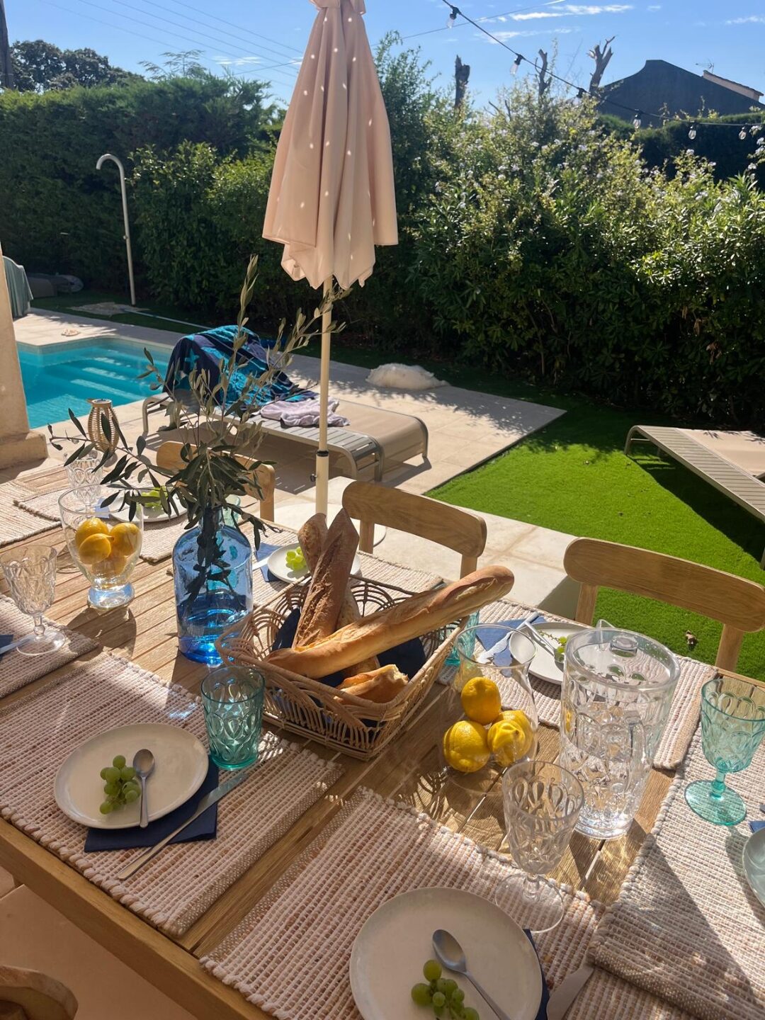 Frühstückstisch auf der Terrasse mit Blick auf den Pool