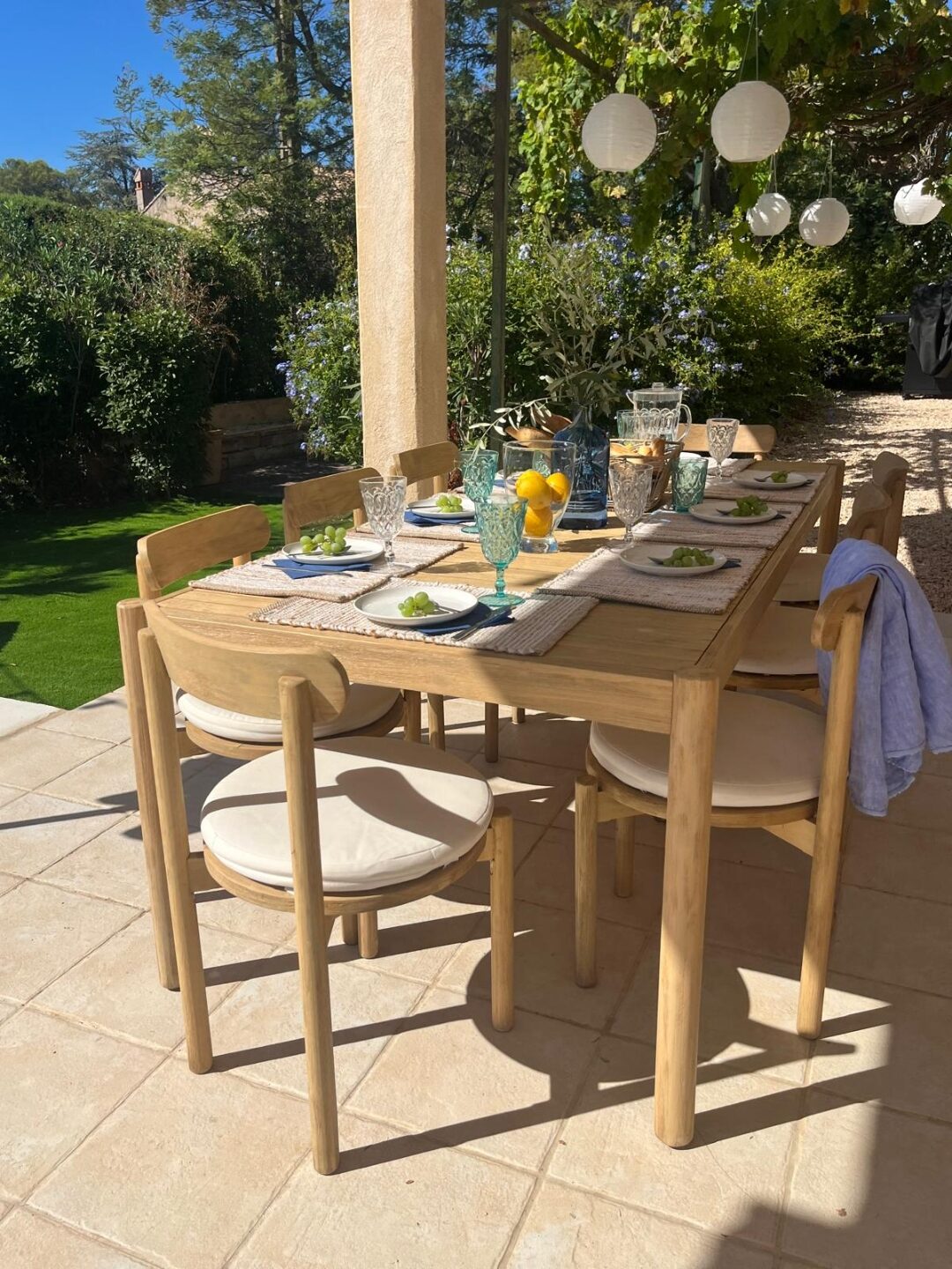 Abendliche Tafel auf der Terrasse mit Lichterketten